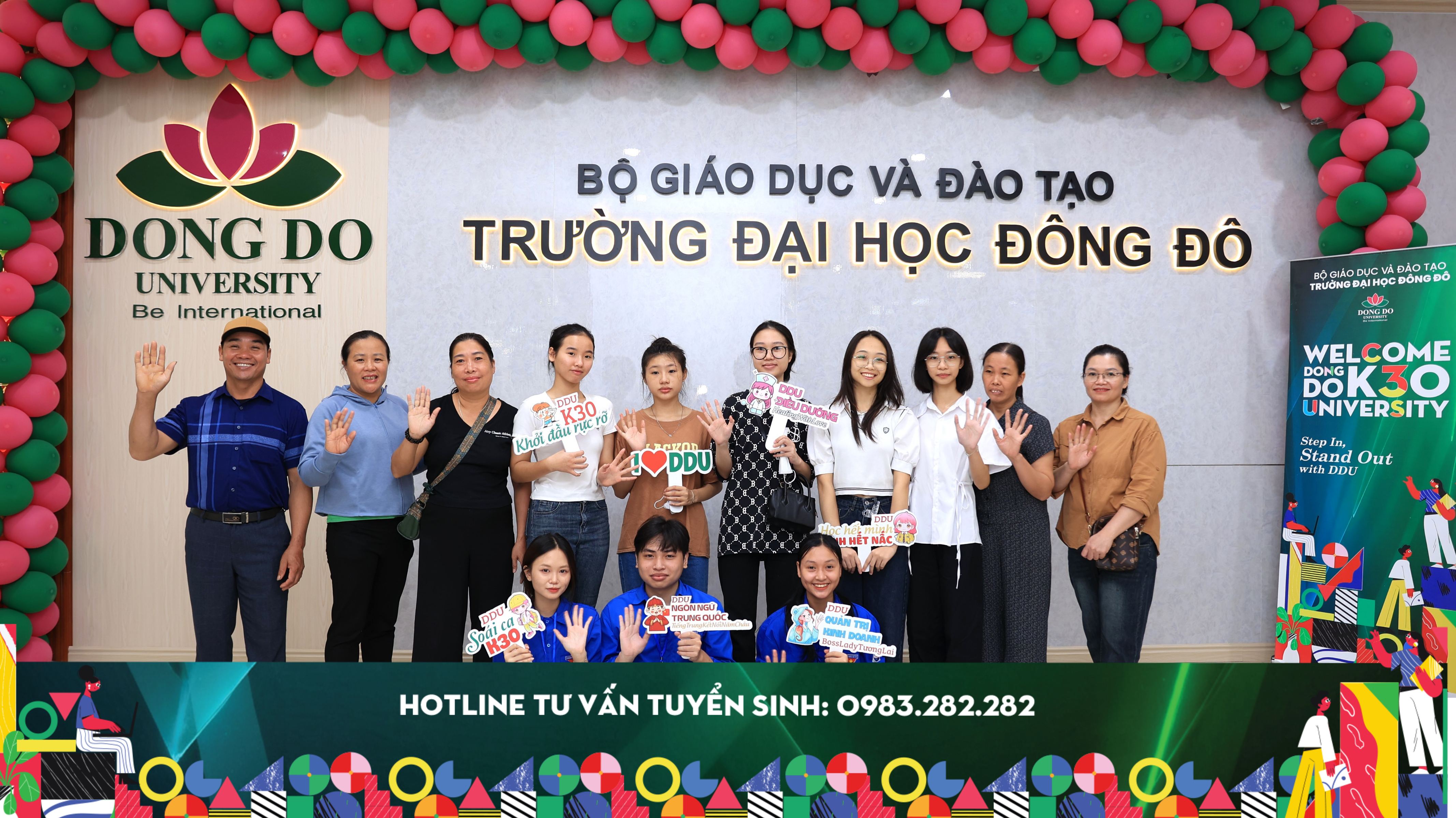 Tân sinh viên K30 cùng phụ huynh tự tin check-in tại Đại học Đông Đô trong ngày nhập học đầu tiên