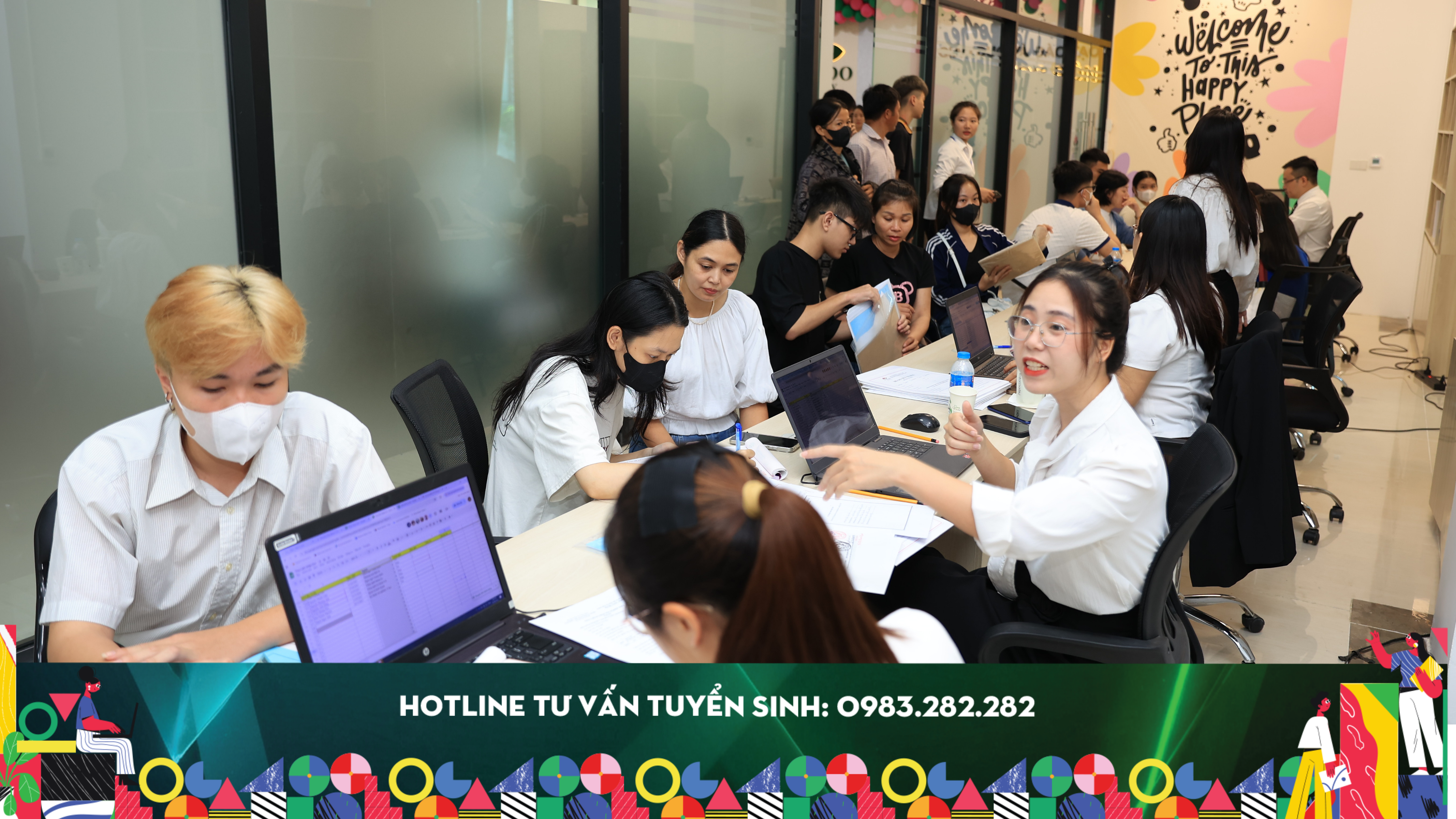 Tân sinh viên K30 cùng phụ huynh đang làm thủ tục nhập học dưới sự hỗ trợ tận tình của đội ngũ DDU