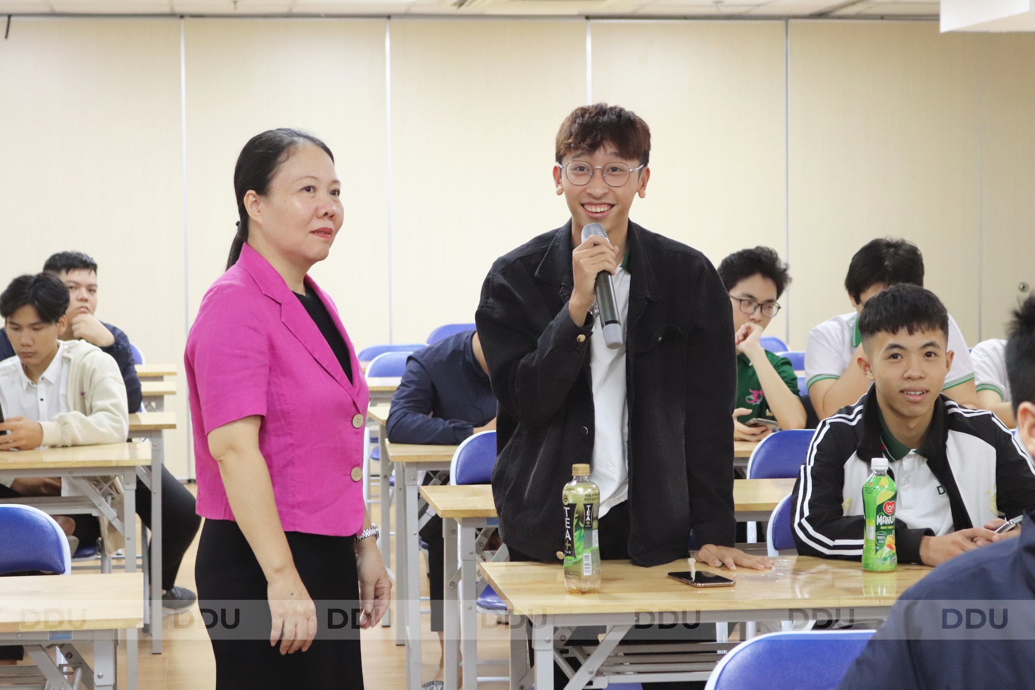 Phần giao lưu, đối thoại giữa sinh viên và lãnh đạo Nhà trường