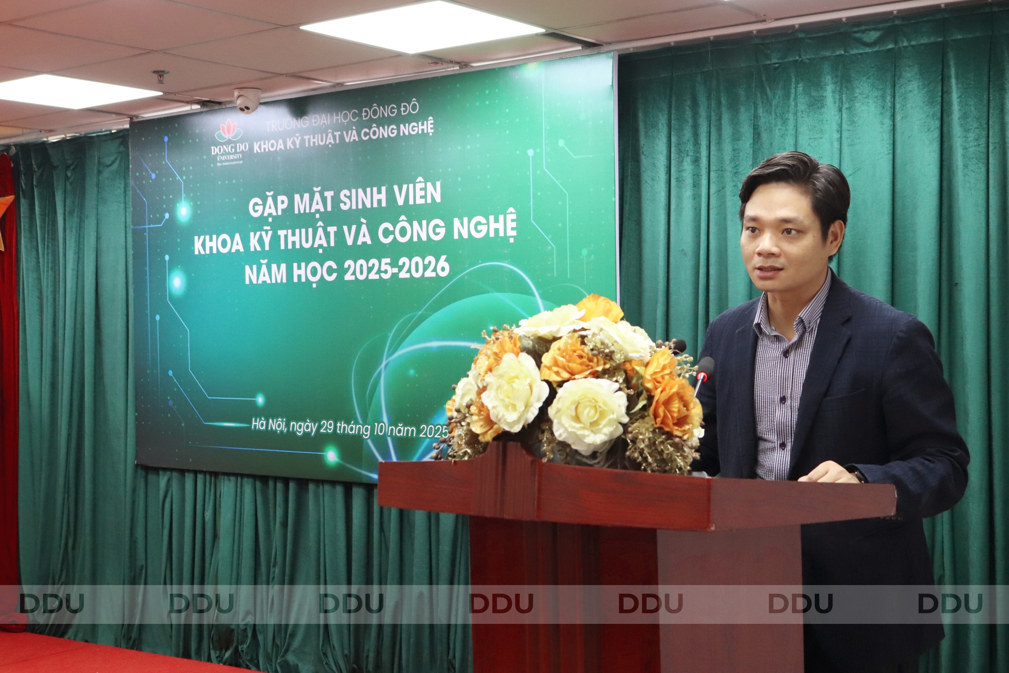 TS. Nguyễn Anh Tuấn – Phó Hiệu trưởng phụ trách Khoa Kỹ thuật và Công nghệ phát biểu chỉ đạo tại buổi gặp mặt