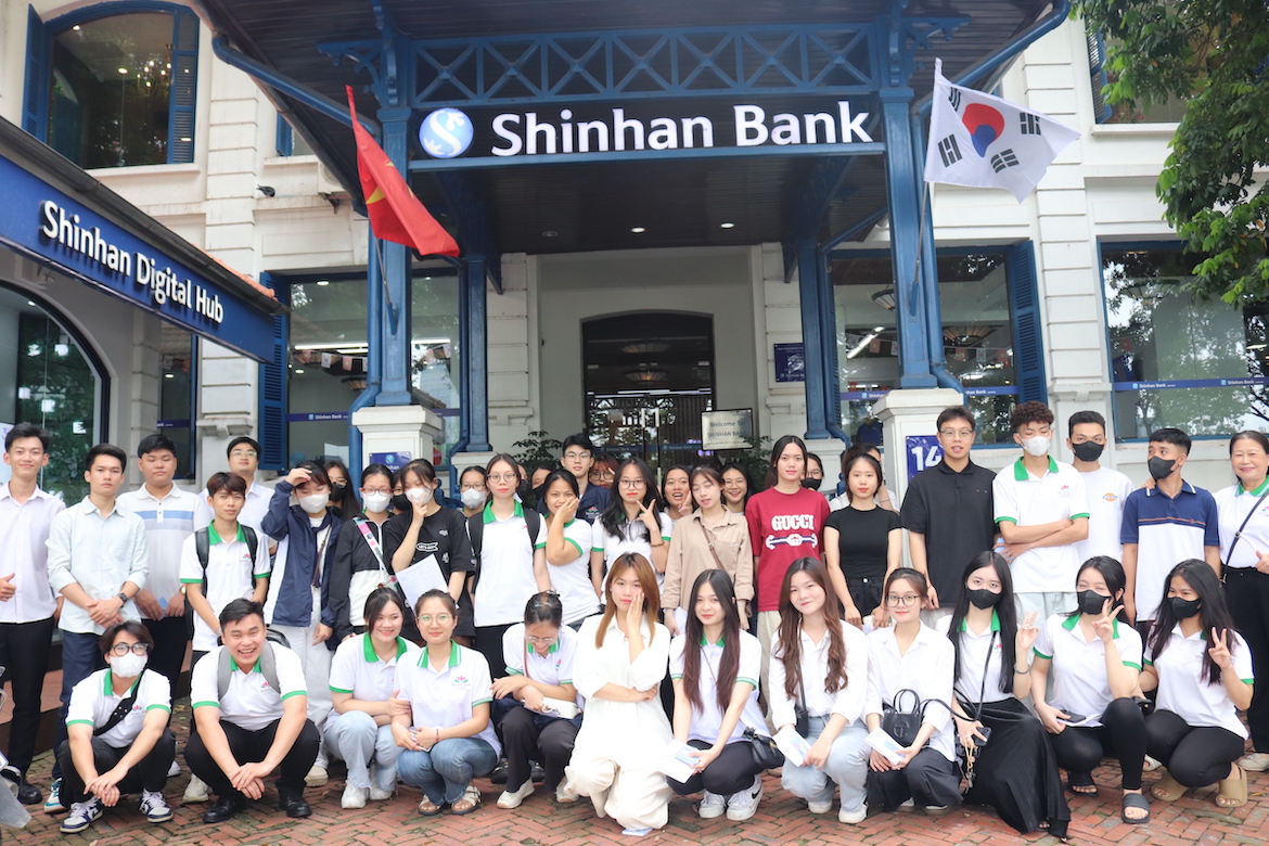 Sinh Viên Tài Chính - Ngân Hàng Và Kế Toán Tham Gia "Bank Tour" Tại Ngân Hàng Shinhan Việt Nam