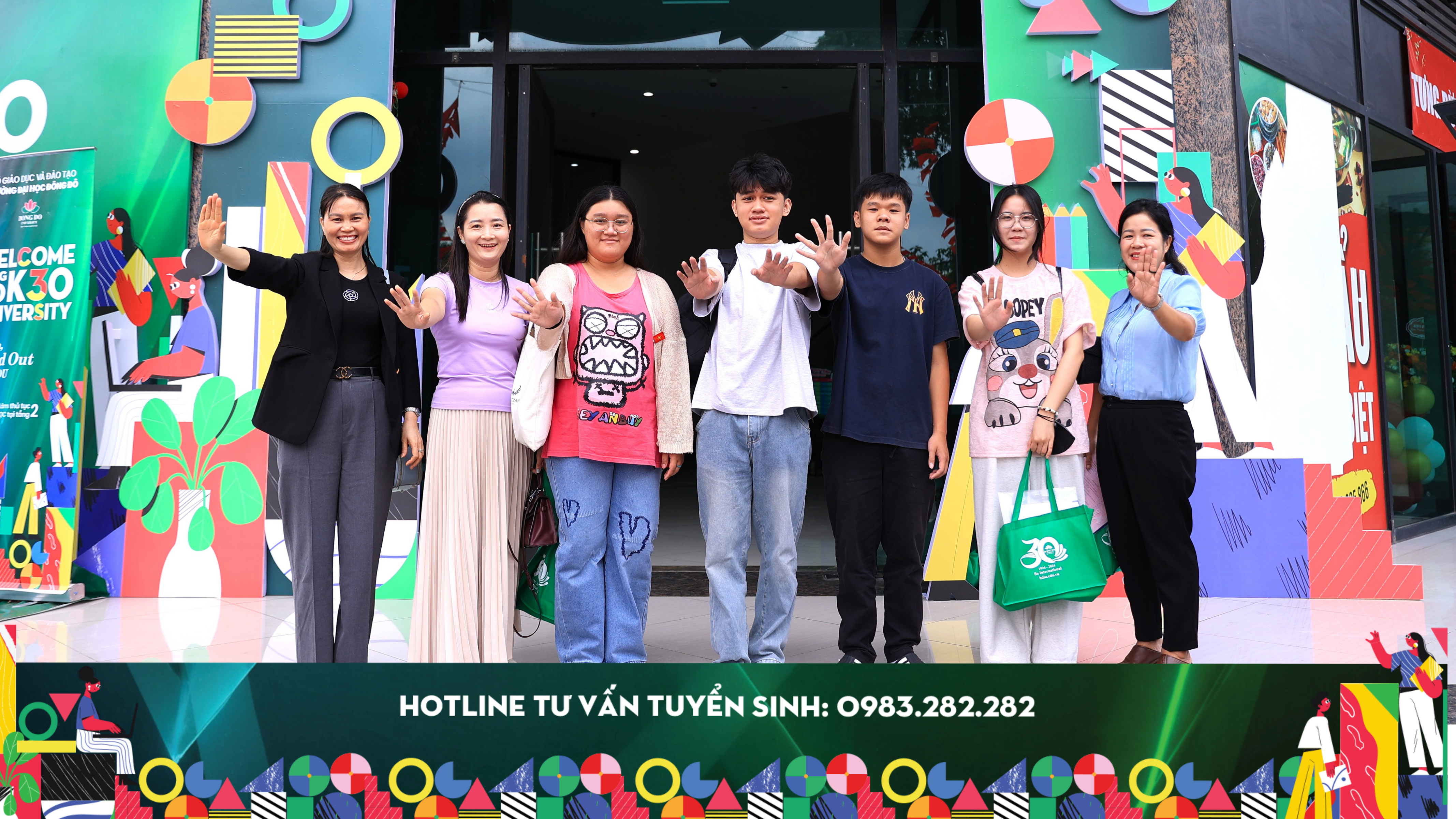 Tân sinh viên K30 nô nức nhập học tại Trường Đại học Đông Đô