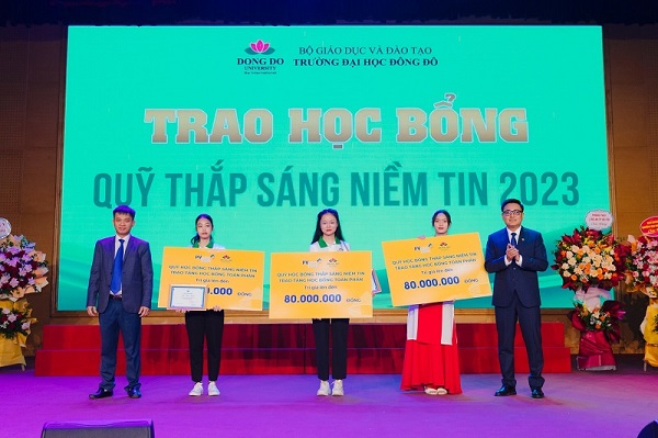 Trao tặng học bổng toàn phần trị giá 240.000.000đ cho sinh viên vượt khó