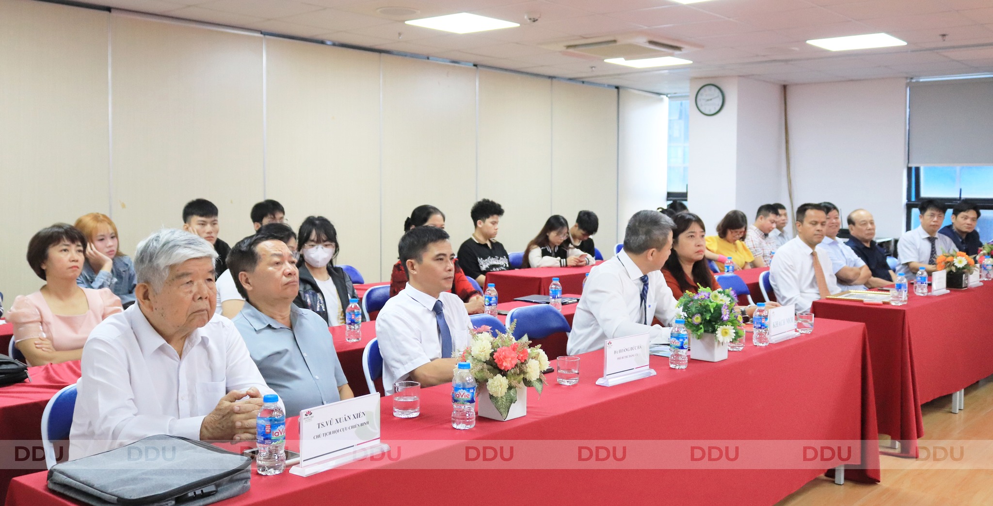 Các đồng chí trong Ban Chấp hành Đảng bộ, đại diện Công đoàn, Đoàn Thanh niên, Hội Cựu chiến binh, các đồng chí Bí thư Chi bộ và toàn thể đảng viên Chi bộ 1 tham gia
