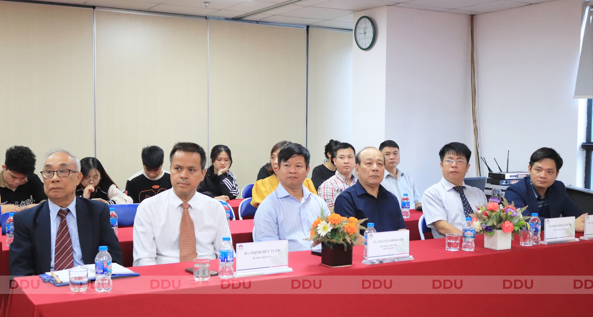 Các đồng chí lãnh đạo Trường Đại học Đông Đô tham gia buổi lễ