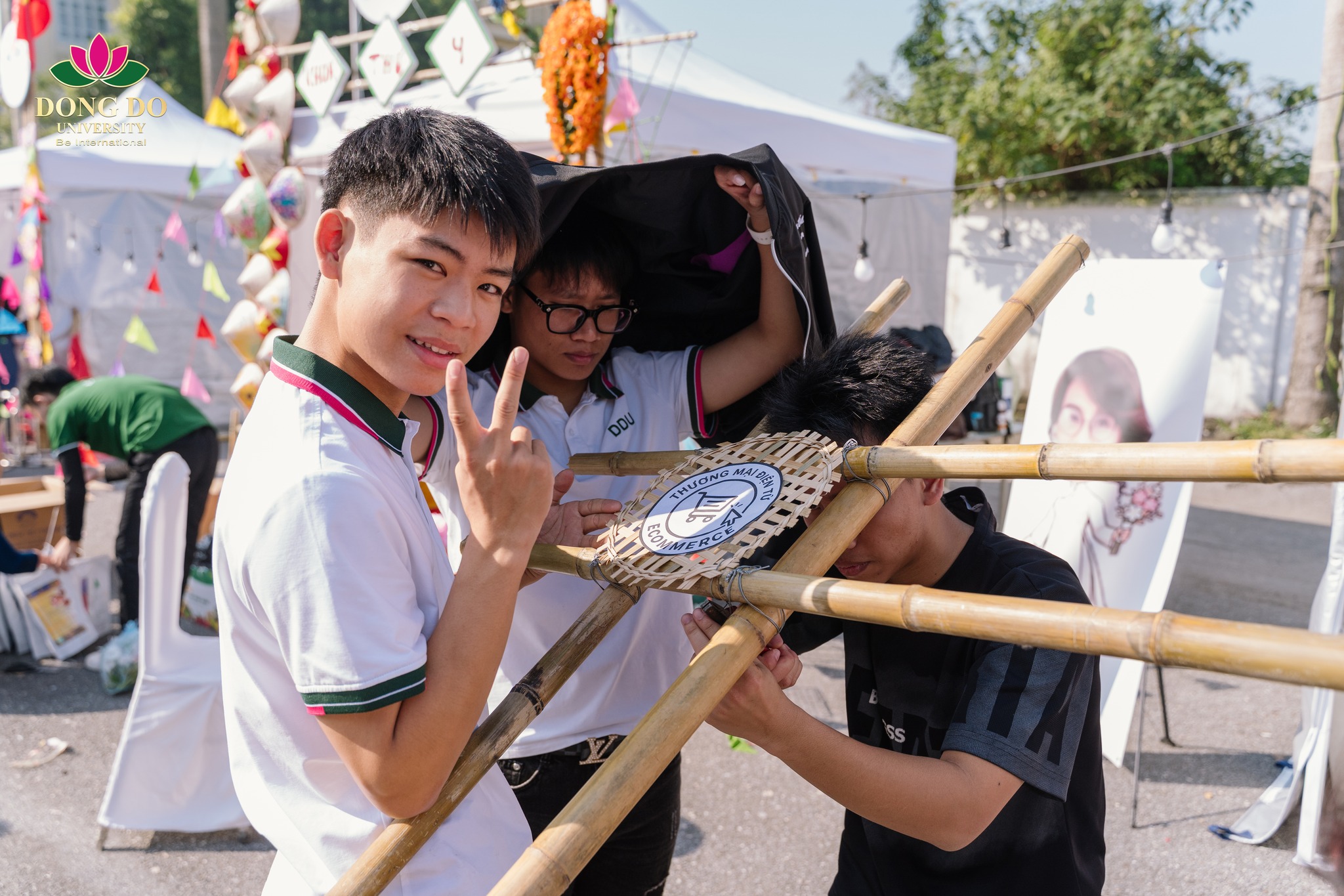 Không khí sôi động tại lễ khai mạc hội trại với 12 trại thi sáng tạo, mang màu sắc riêng của từng khoa và đối tác