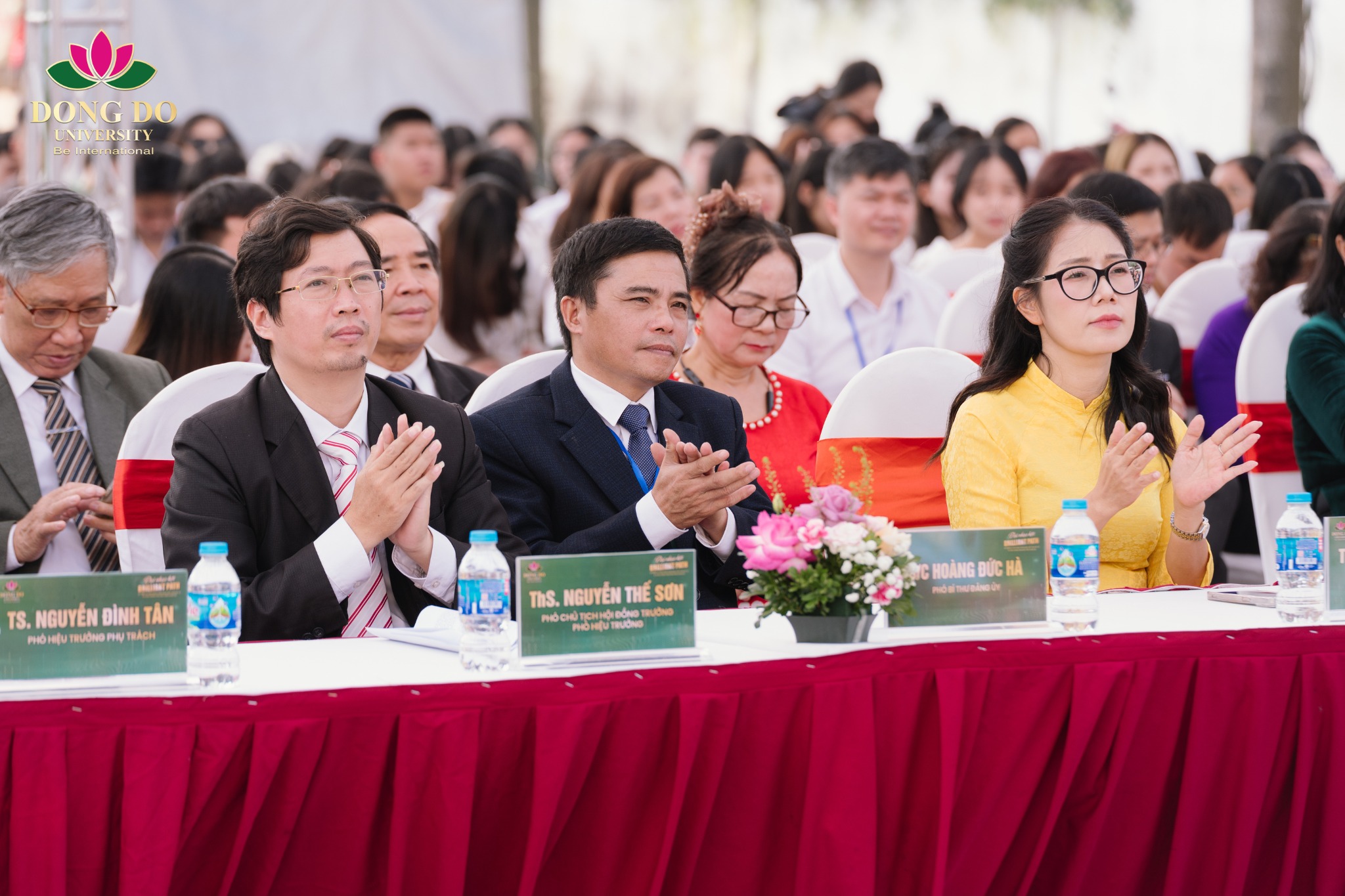 Hội đồng trường, Đảng ủy và Ban Giám hiệu Nhà trường tham dự, thể hiện sự quan tâm và đồng hành trong các hoạt động của sinh viên