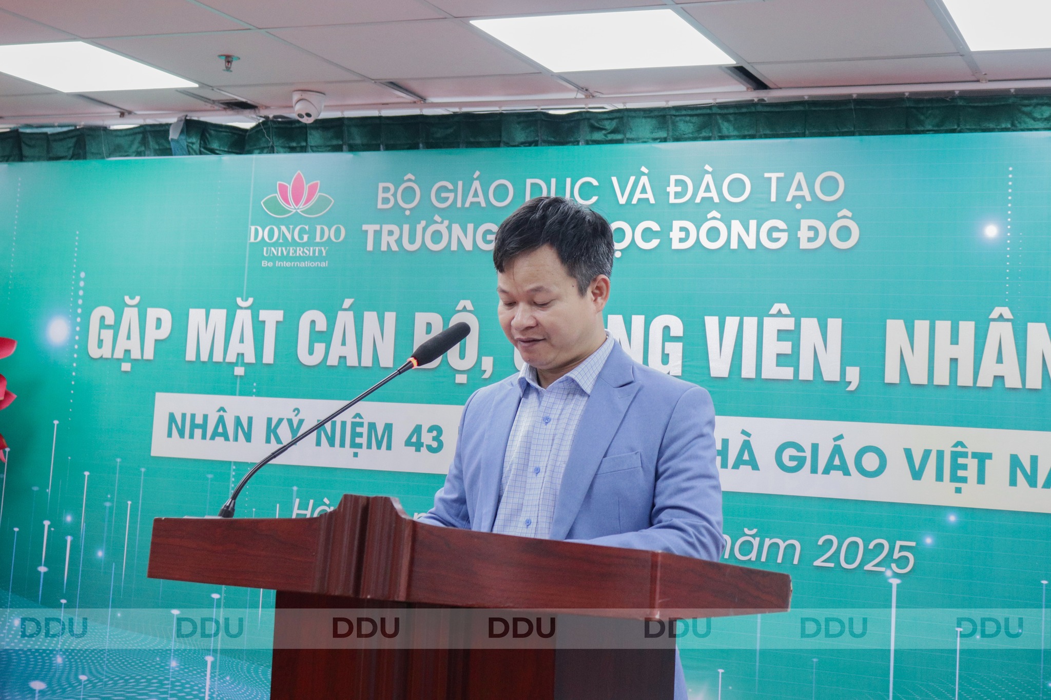 TS. Nguyễn Đình Tân – Phó Hiệu trưởng phụ trách Trường đã thay mặt Ban Giám hiệu gửi những lời chúc mừng tốt đẹp nhất tới toàn thể thầy cô