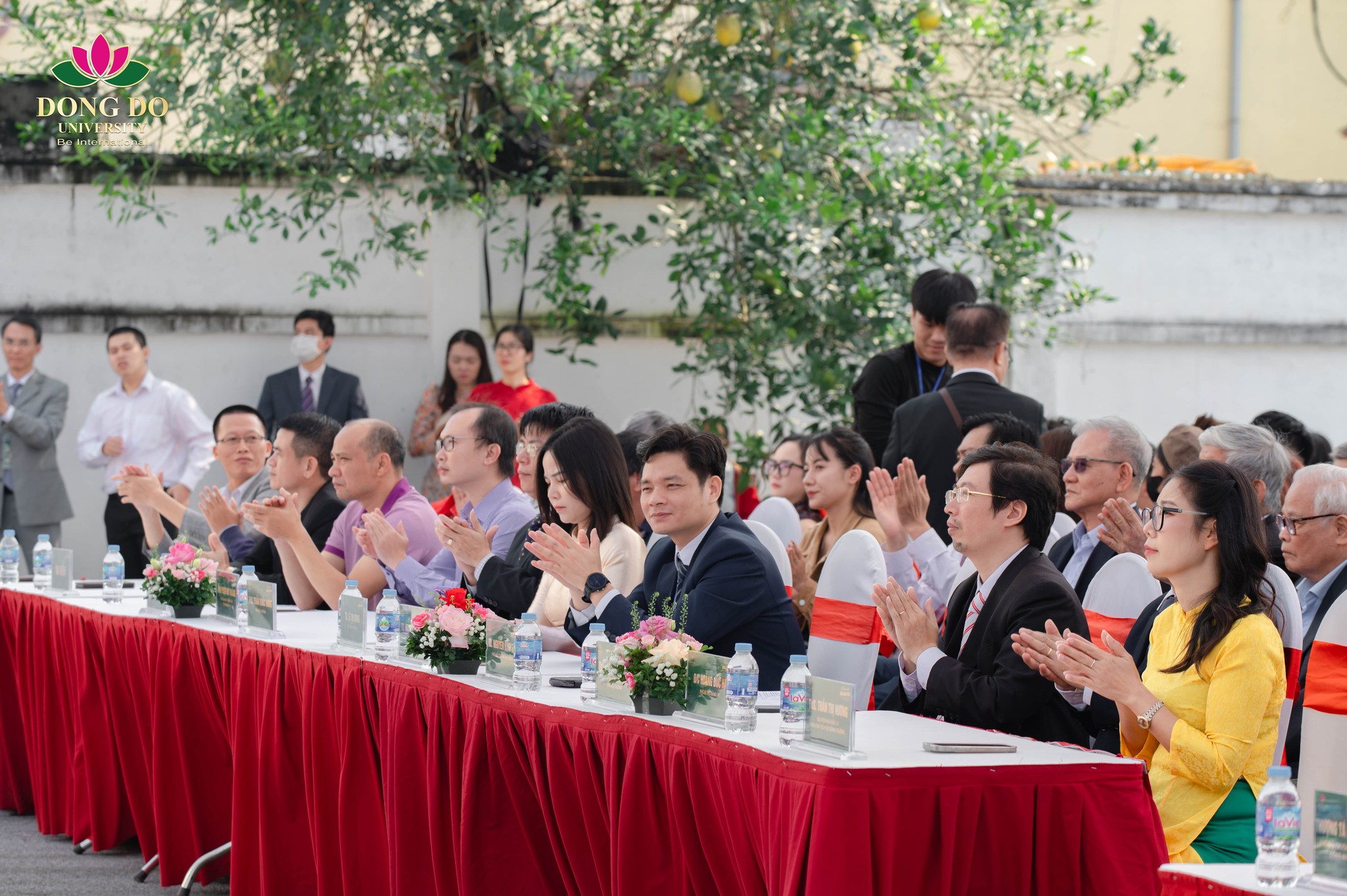 Hội đồng trường, Đảng ủy và Ban Giám hiệu Nhà trường tham dự, thể hiện sự quan tâm và đồng hành trong các hoạt động của sinh viên