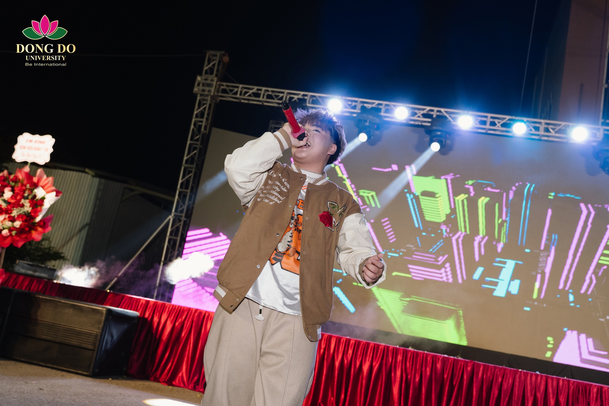 Rapper DRL Bùi Gia Huy cháy hết mình trên sân khấu Đại nhạc hội DDU