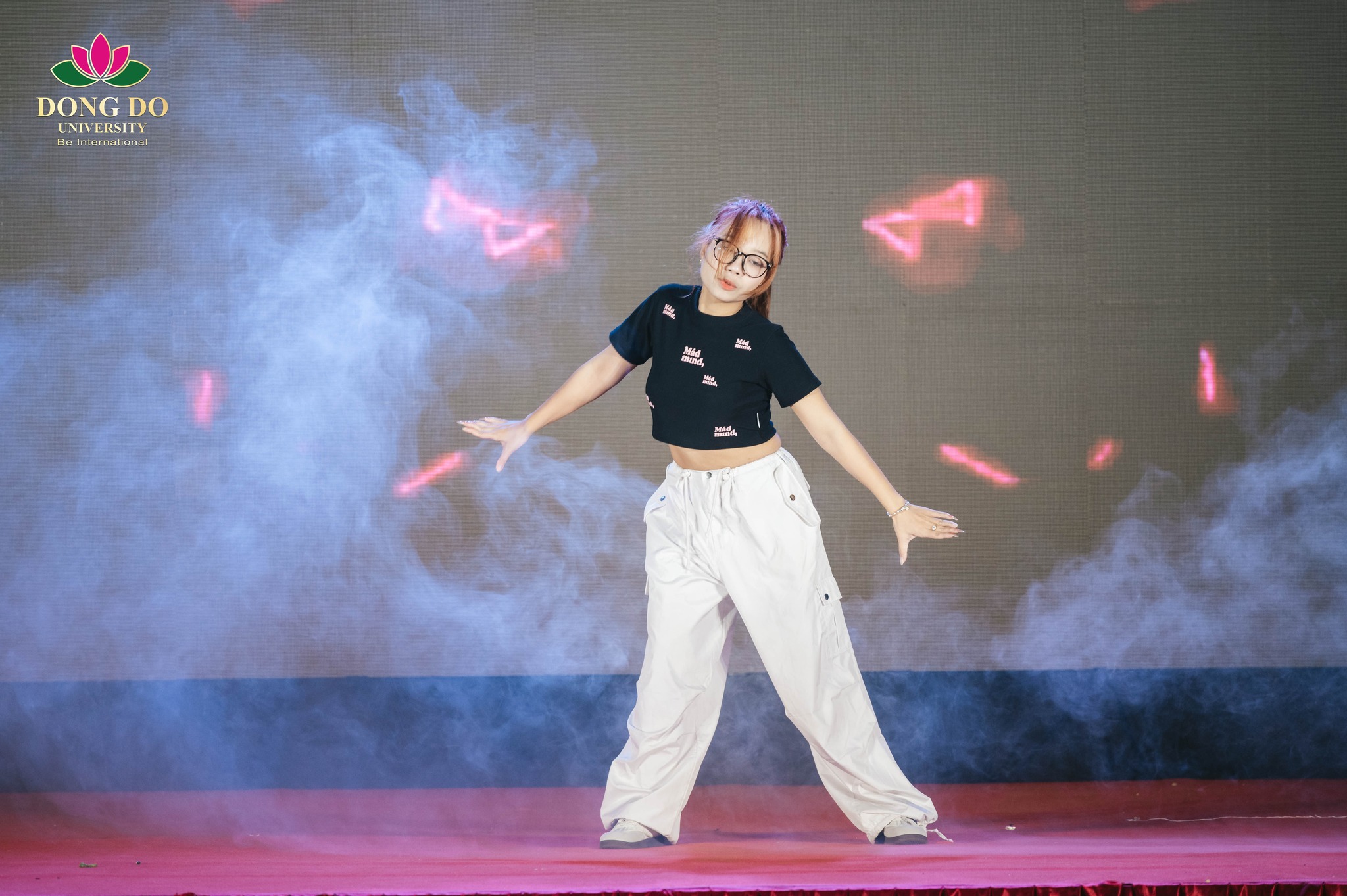 Bạn Dương Huệ Tường Vi – sinh viên khóa 30 ngành Ngôn ngữ Trung Quốc thể hiện tài năng mới màn trình diễn nhảy hiện đại trên sân khấu