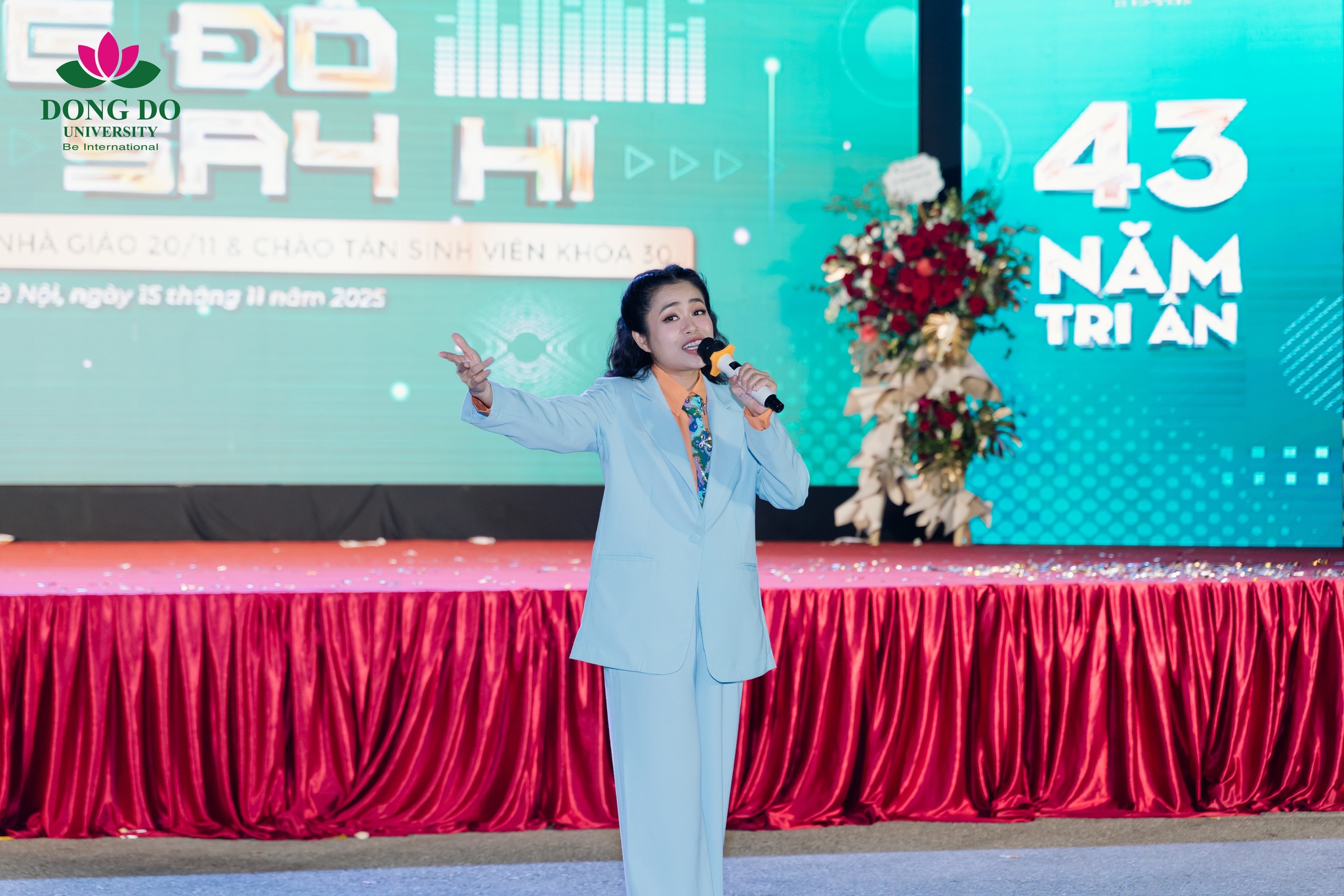 Ca sĩ Hoàng Hồng Ngọc lần đầu thể hiện ca khúc “Nguồn sáng tri thức” trên sân khấu Đại nhạc hội - Trường Đại học Đông Đô