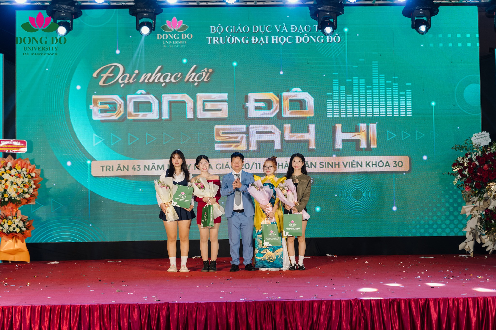 TS. Nguyễn Định Tân - Phó Hiệu trưởng phụ trách trường tặng hoa chúc mừng các nhóm có phần dự thi ấn tượng nhất