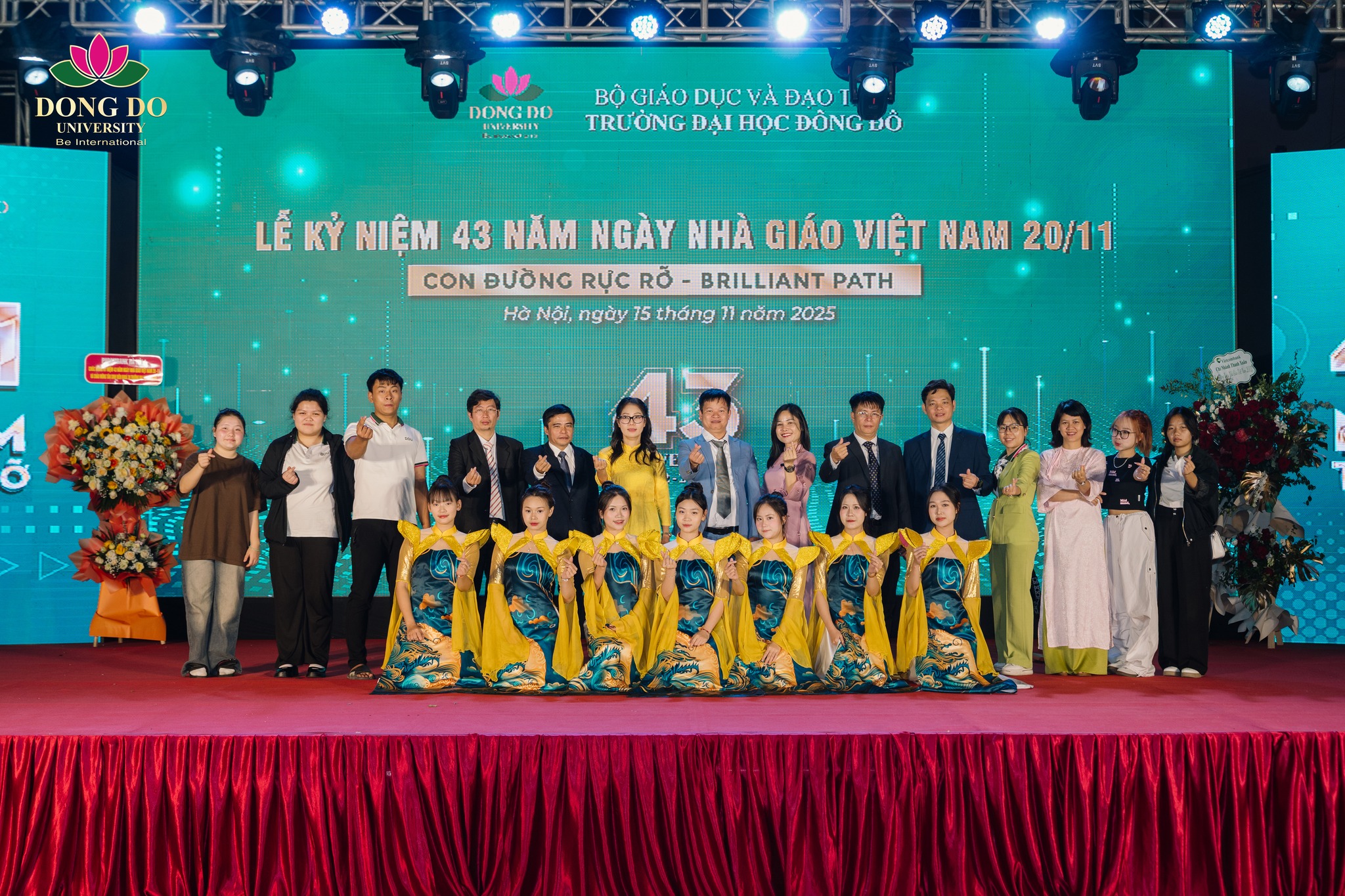 Khoa Ngoại ngữ chụp ảnh lưu niệm cùng Hồi Đồng trường và Ban Giám hiệu