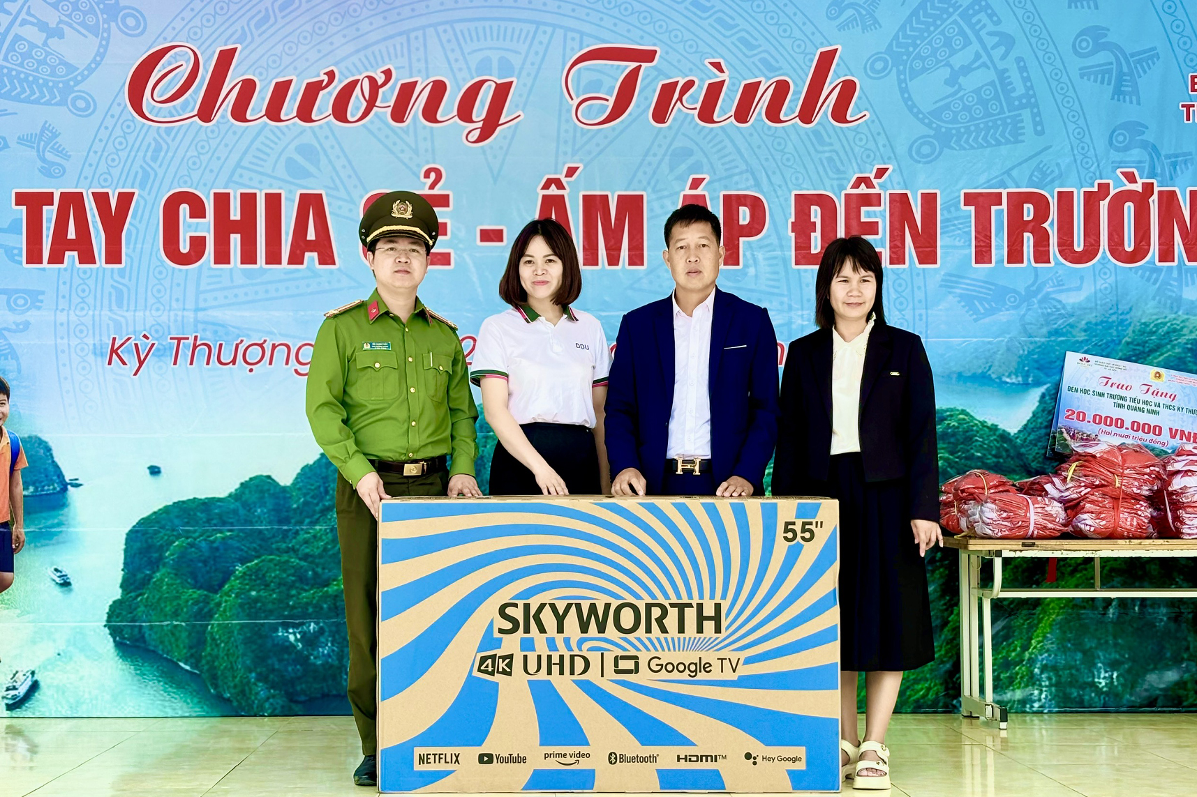 Đoàn công tác đã trao tặng 01 chiếc tivi Skyworth 55 inch Trường Tiểu học & THCS Kỳ Thượng