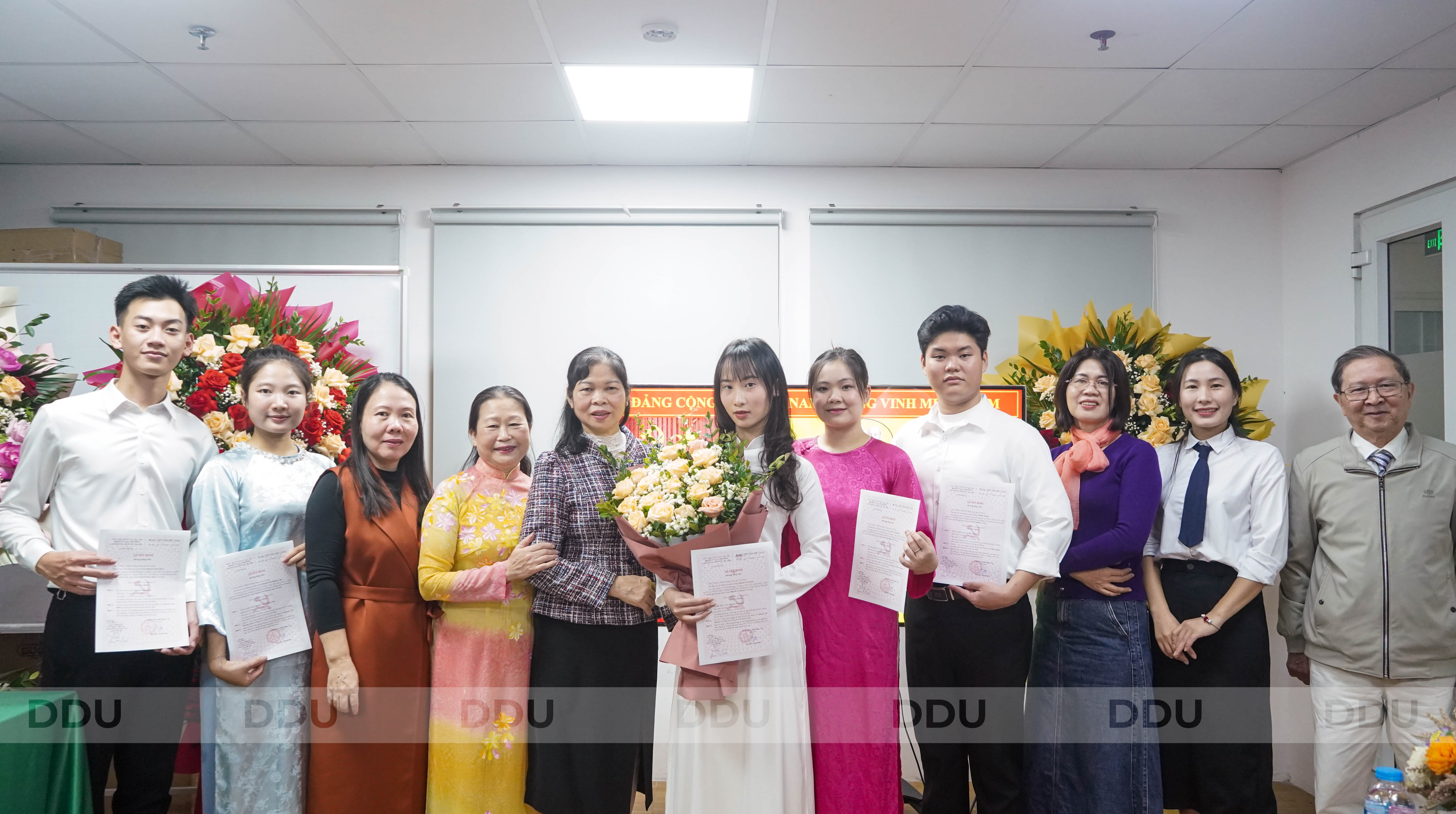 Đảng bộ Trường Đại học Đông Đô - Chi bộ 1 long trọng tổ chức Lễ kết nạp Đảng viên cho sinh viên ưu tú năm 2025