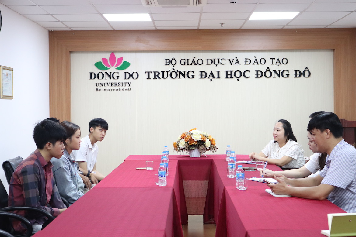 Trao học bổng hơn 400 triệu đồng cho 3 sinh viên có hoàn cảnh khó khăn, diện chính sách đặc biệt